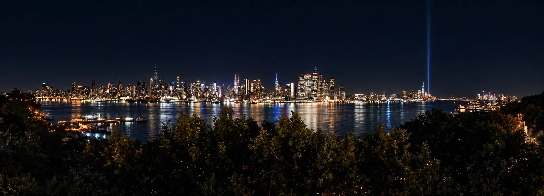 Skyline notturno di Manhattan visto dal New Jersey